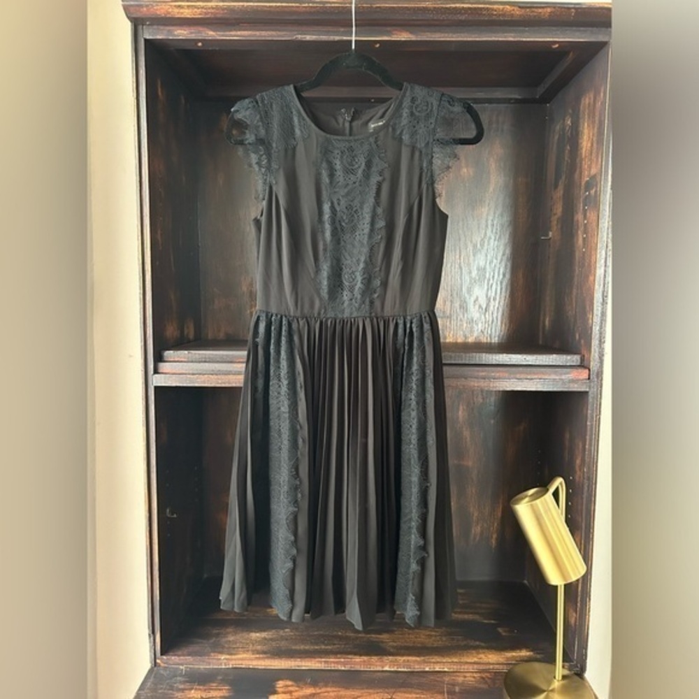 Banana Republic LBD Black Lace Midi Dress | Pleated | Lace Overlay | Sleeveless